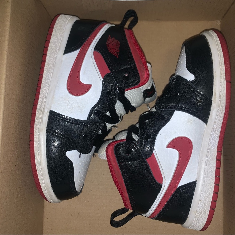 2021
Air Jordan 1 Mid TD 'Black Gym Red'